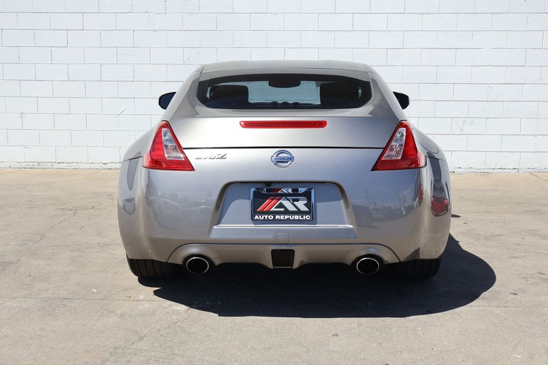 Nissan 370Z Vehicle Full-screen Gallery Image 06