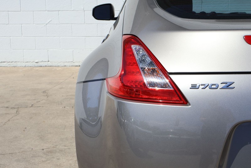 Nissan 370Z Vehicle Full-screen Gallery Image 07