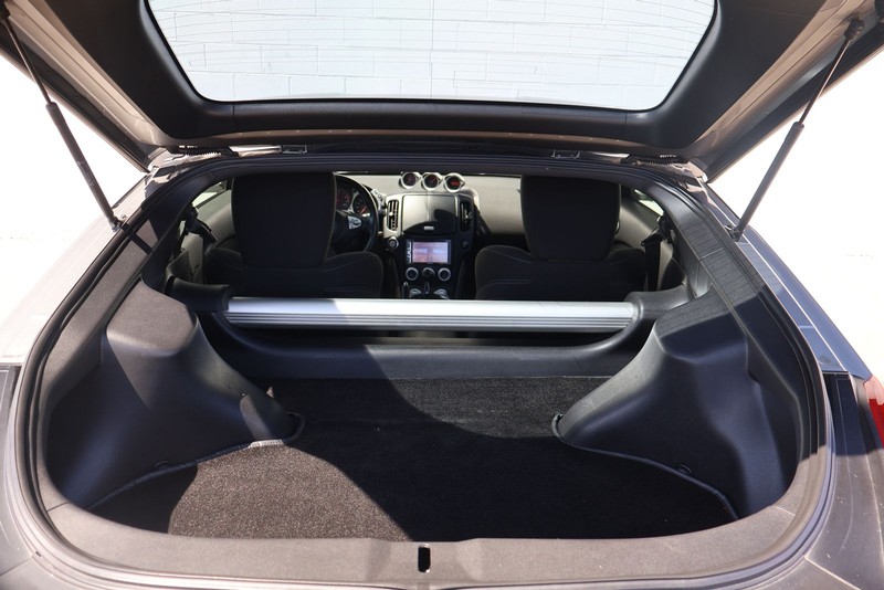 Nissan 370Z Vehicle Full-screen Gallery Image 08