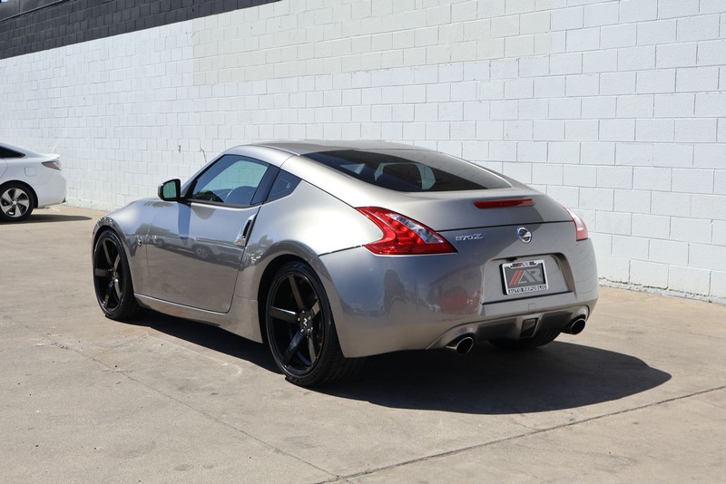 Nissan 370Z Vehicle Full-screen Gallery Image 09