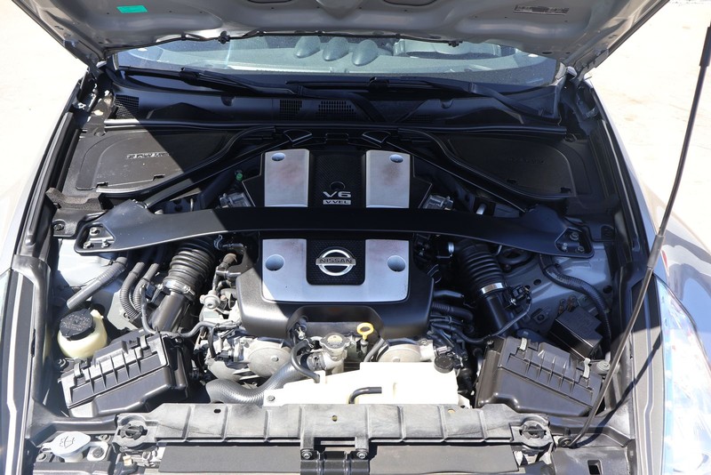 Nissan 370Z Vehicle Full-screen Gallery Image 12