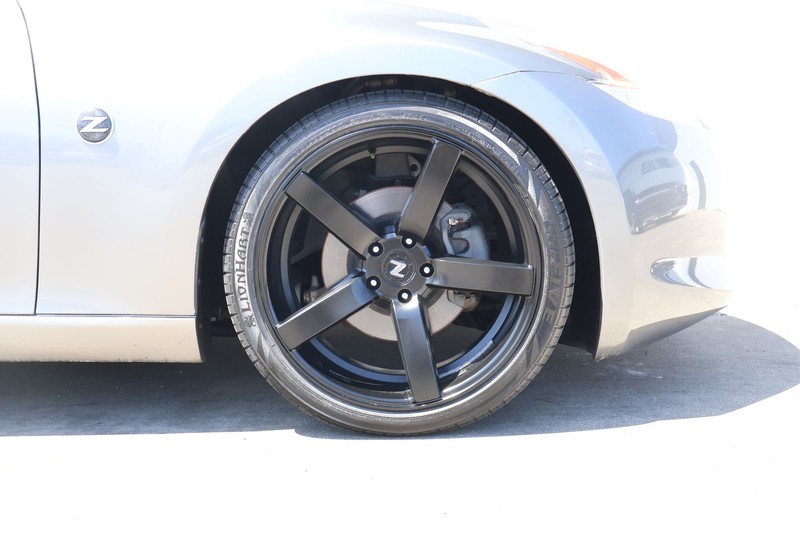 Nissan 370Z Vehicle Full-screen Gallery Image 13