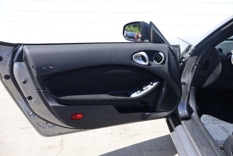 Nissan 370Z Vehicle Full-screen Gallery Image 14