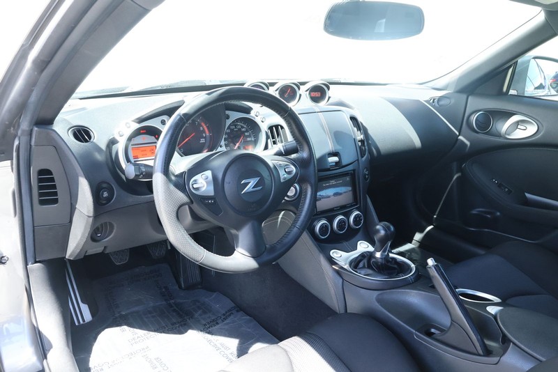 Nissan 370Z Vehicle Full-screen Gallery Image 15