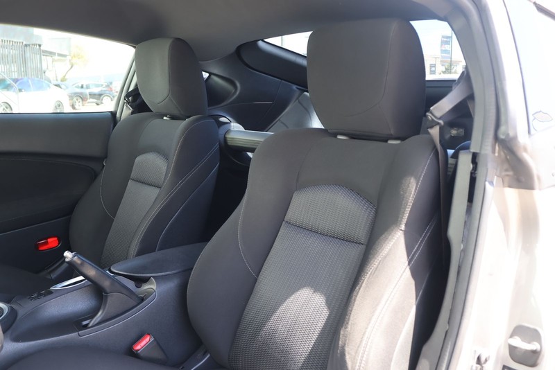 Nissan 370Z Vehicle Full-screen Gallery Image 16