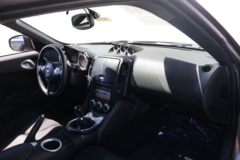 Nissan 370Z Vehicle Full-screen Gallery Image 18