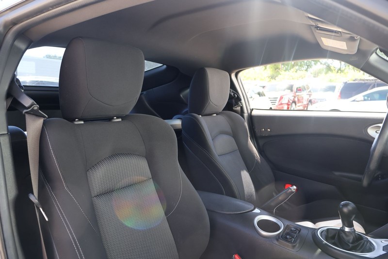 Nissan 370Z Vehicle Full-screen Gallery Image 19