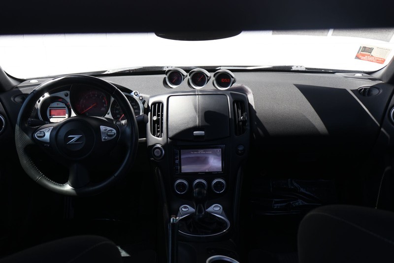 Nissan 370Z Vehicle Full-screen Gallery Image 20