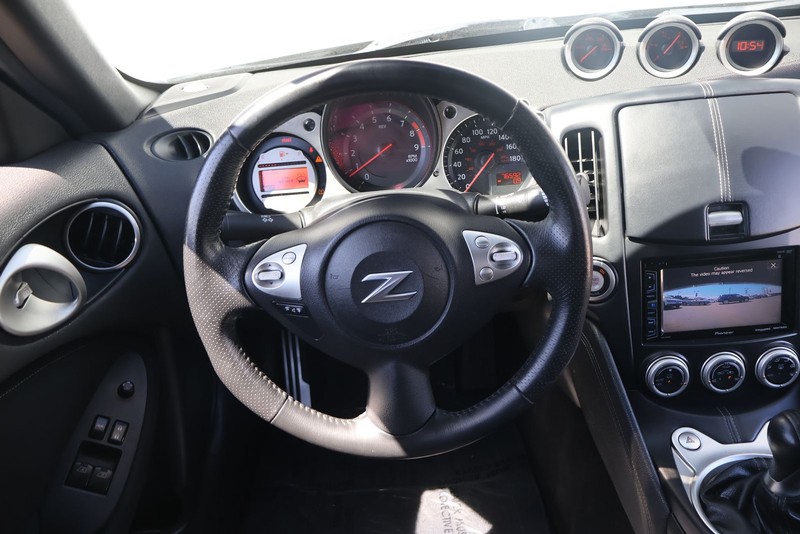 Nissan 370Z Vehicle Full-screen Gallery Image 23