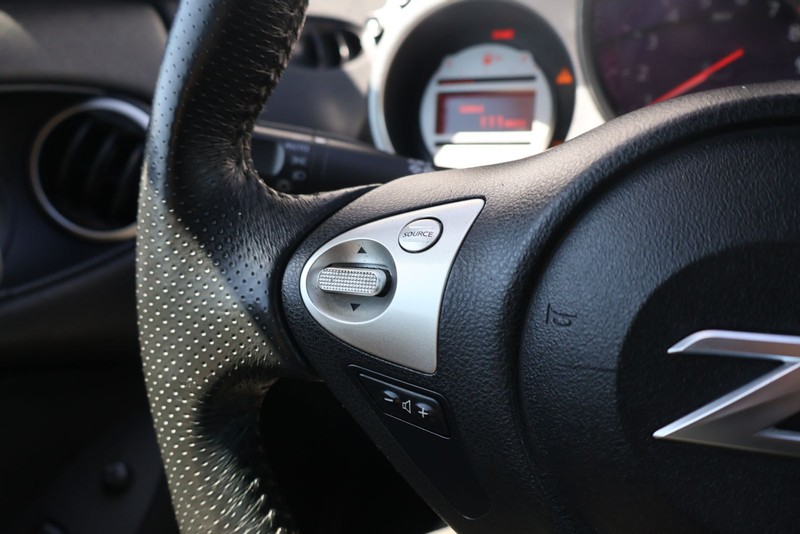 Nissan 370Z Vehicle Full-screen Gallery Image 24