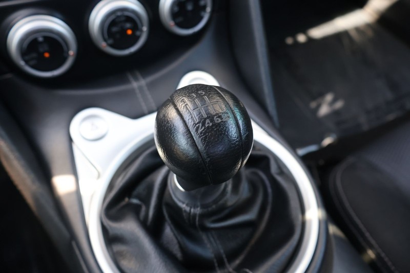 Nissan 370Z Vehicle Full-screen Gallery Image 30