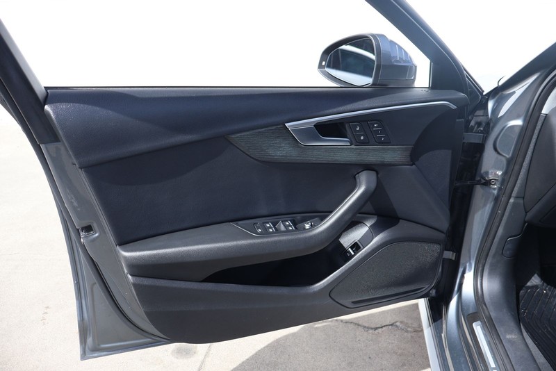 Audi allroad Vehicle Full-screen Gallery Image 15