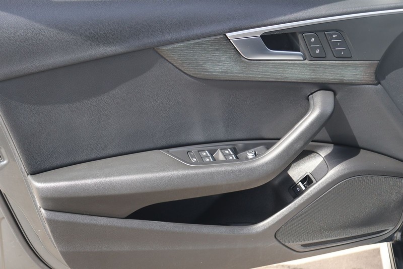 Audi allroad Vehicle Full-screen Gallery Image 16