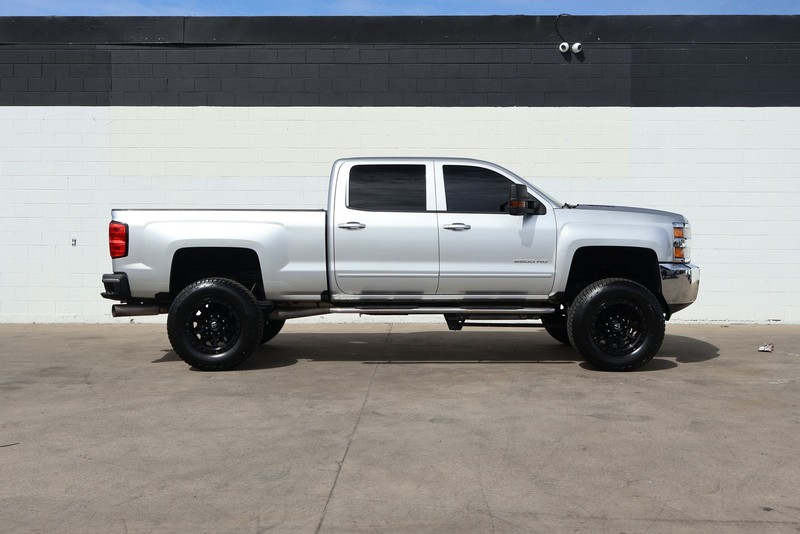 Chevrolet Silverado 2500HD Vehicle Full-screen Gallery Image 04