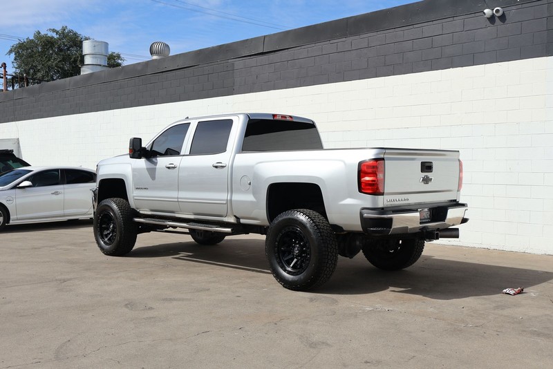 Chevrolet Silverado 2500HD Vehicle Full-screen Gallery Image 09