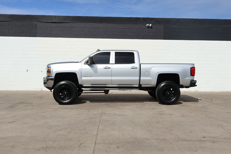 Chevrolet Silverado 2500HD Vehicle Full-screen Gallery Image 10