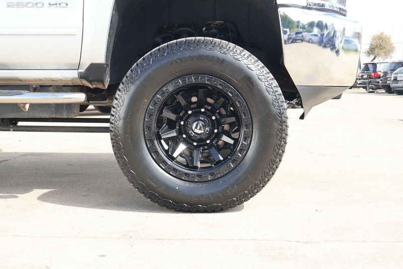 Chevrolet Silverado 2500HD Vehicle Full-screen Gallery Image 13