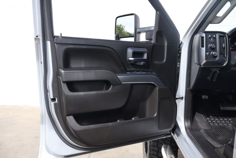 Chevrolet Silverado 2500HD Vehicle Full-screen Gallery Image 14