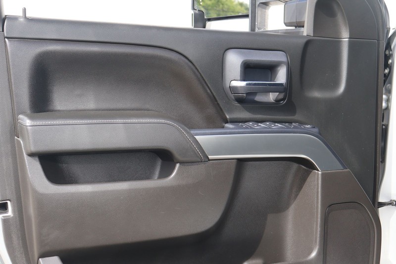 Chevrolet Silverado 2500HD Vehicle Full-screen Gallery Image 15