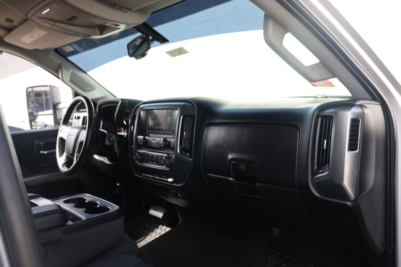 Chevrolet Silverado 2500HD Vehicle Full-screen Gallery Image 19