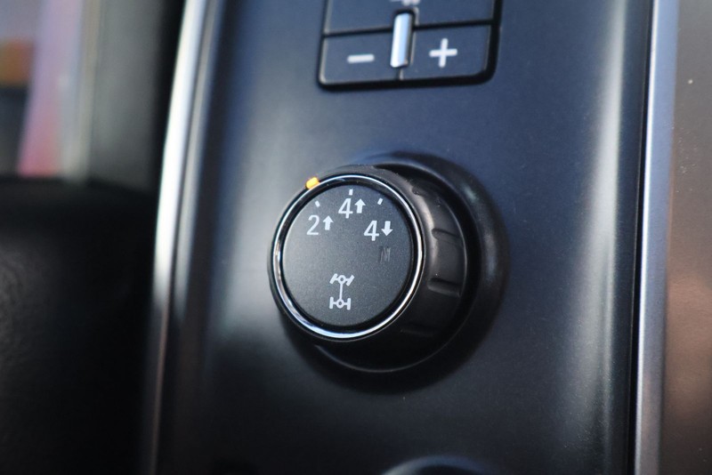 Chevrolet Silverado 2500HD Vehicle Full-screen Gallery Image 31