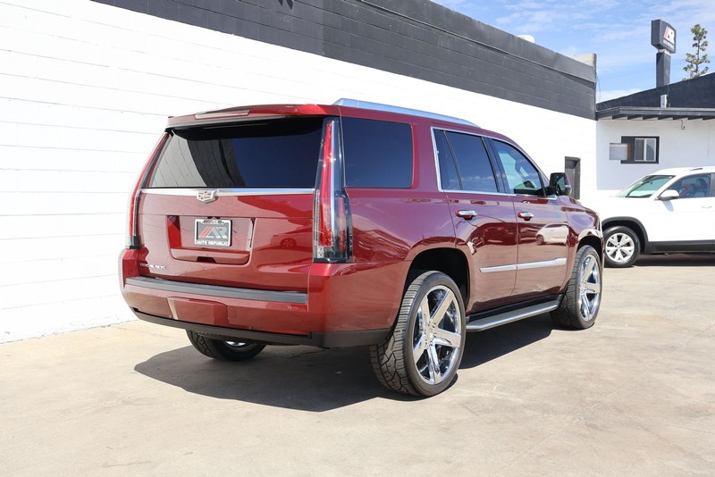 Cadillac Escalade Vehicle Full-screen Gallery Image 05
