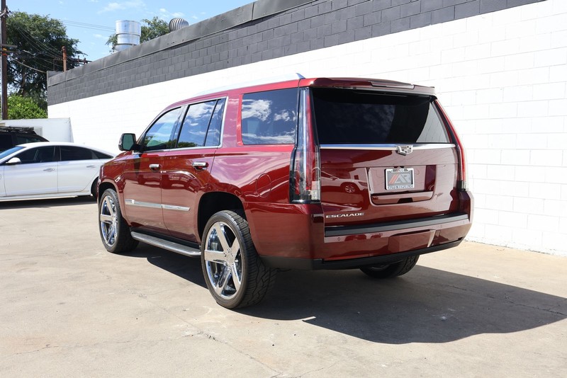 Cadillac Escalade Vehicle Full-screen Gallery Image 09