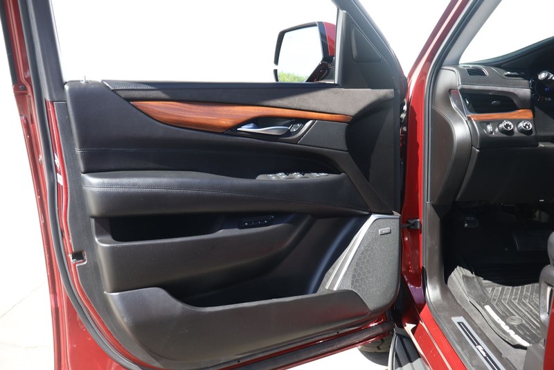 Cadillac Escalade Vehicle Full-screen Gallery Image 14