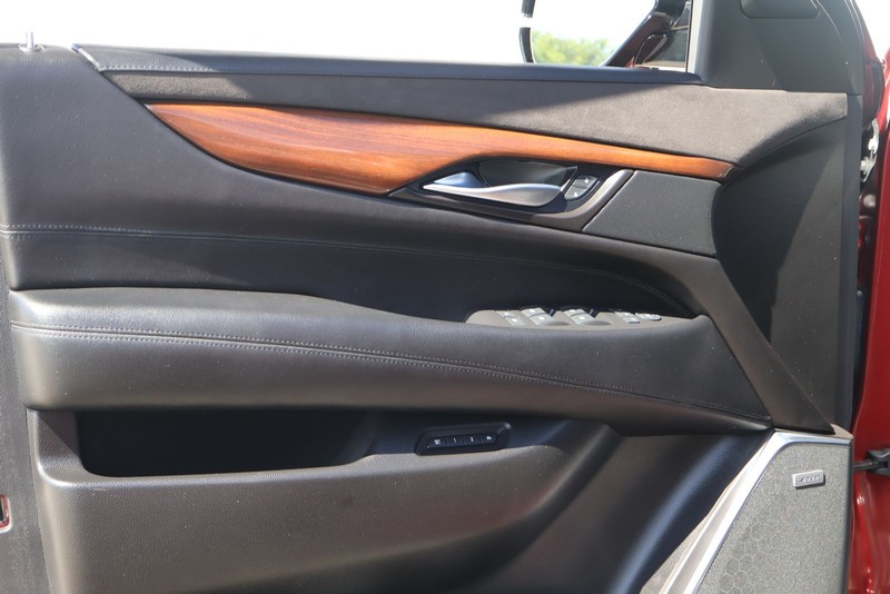 Cadillac Escalade Vehicle Full-screen Gallery Image 15