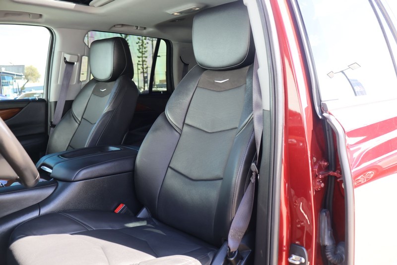 Cadillac Escalade Vehicle Full-screen Gallery Image 17