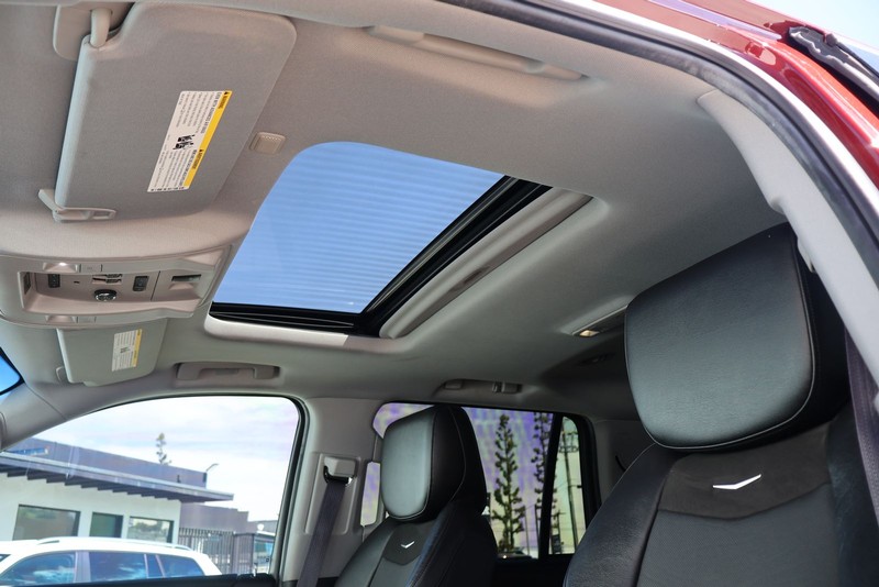 Cadillac Escalade Vehicle Full-screen Gallery Image 18