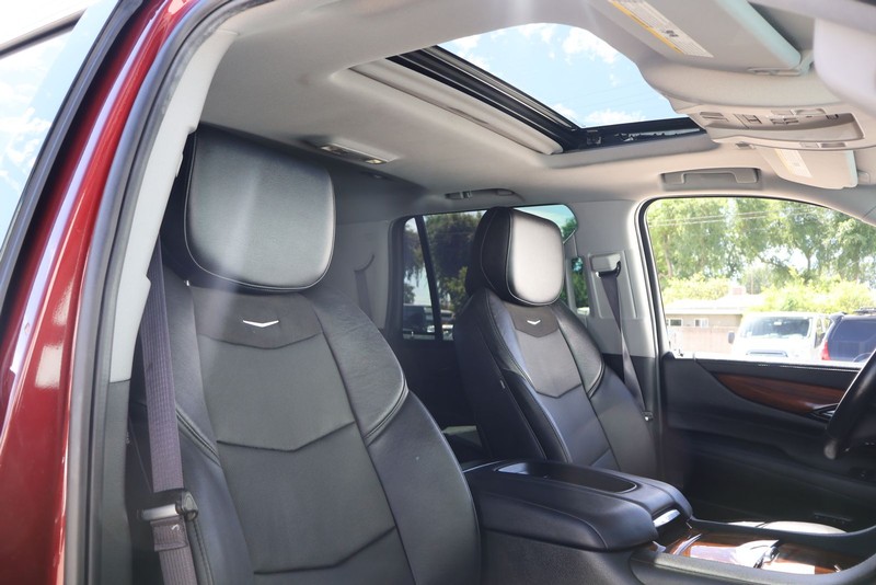 Cadillac Escalade Vehicle Full-screen Gallery Image 20