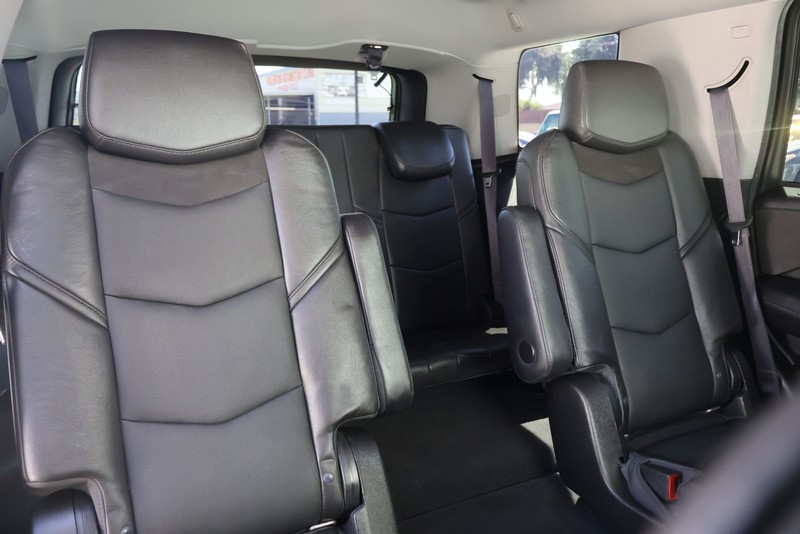 Cadillac Escalade Vehicle Full-screen Gallery Image 21