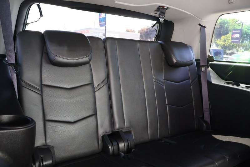Cadillac Escalade Vehicle Full-screen Gallery Image 22
