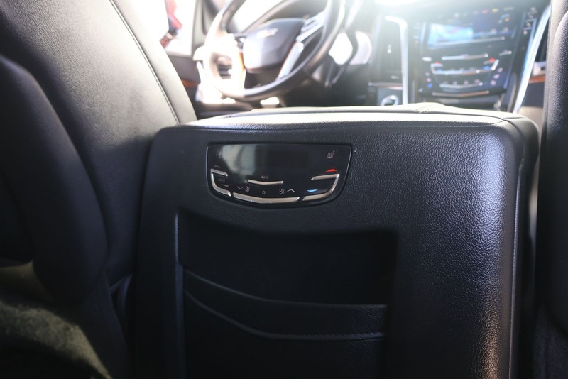 Cadillac Escalade Vehicle Full-screen Gallery Image 24