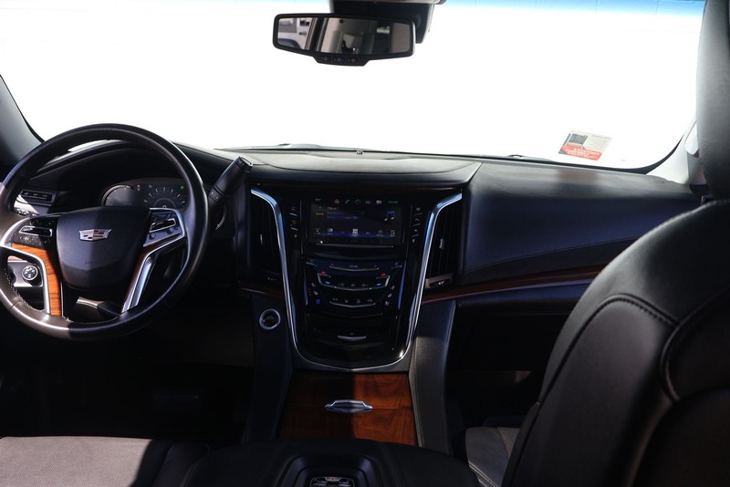 Cadillac Escalade Vehicle Full-screen Gallery Image 25