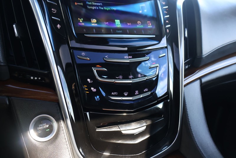 Cadillac Escalade Vehicle Full-screen Gallery Image 32