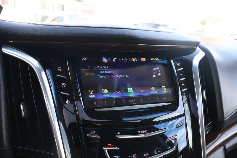 Cadillac Escalade Vehicle Full-screen Gallery Image 34