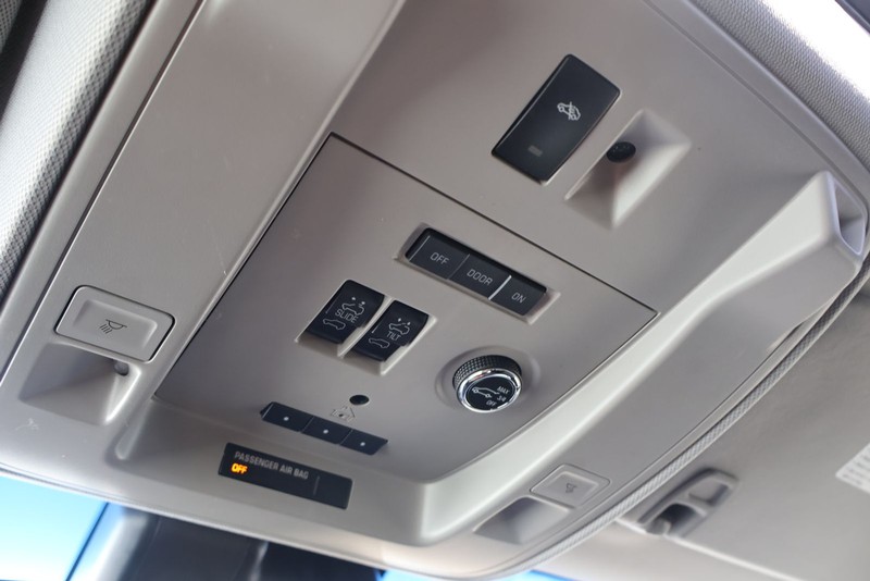 Cadillac Escalade Vehicle Full-screen Gallery Image 35