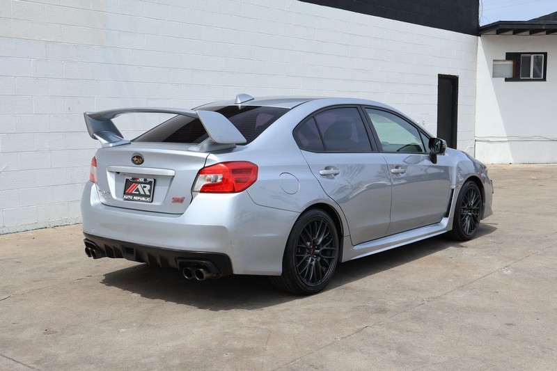 Subaru WRX STI Vehicle Full-screen Gallery Image 05