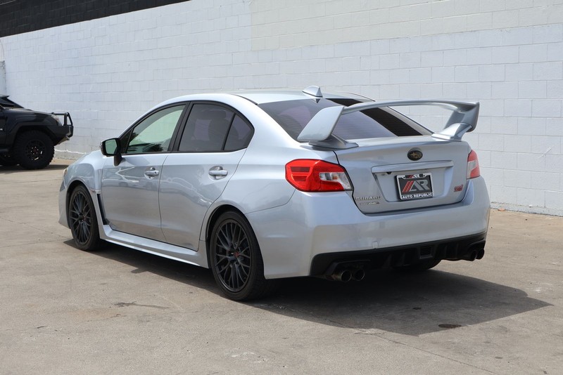 Subaru WRX STI Vehicle Full-screen Gallery Image 09