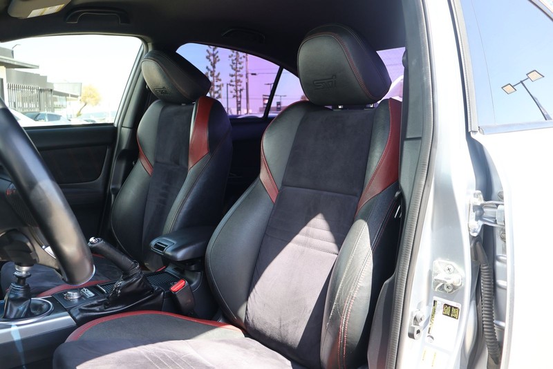 Subaru WRX STI Vehicle Full-screen Gallery Image 16