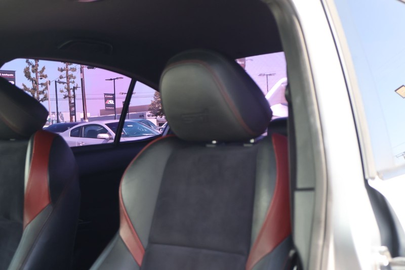 Subaru WRX STI Vehicle Full-screen Gallery Image 17