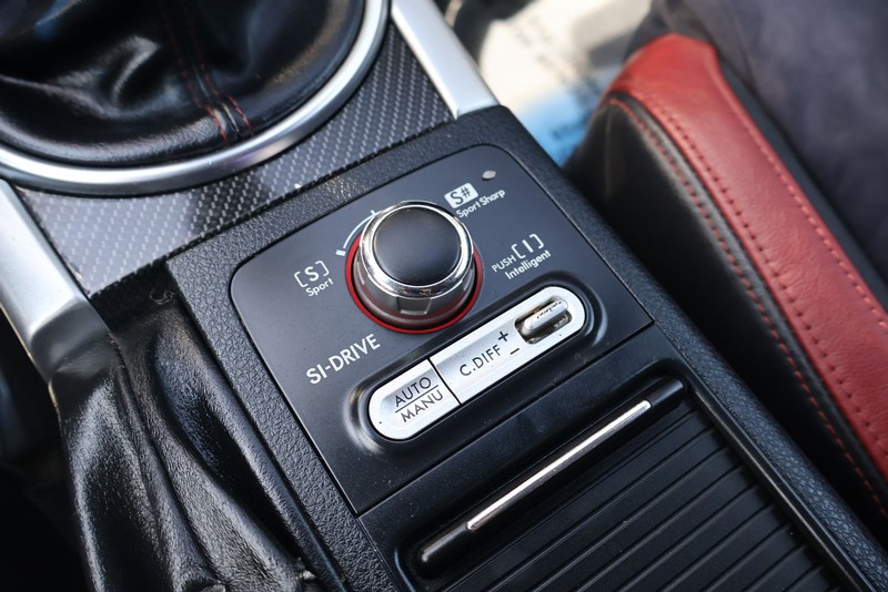 Subaru WRX STI Vehicle Full-screen Gallery Image 31