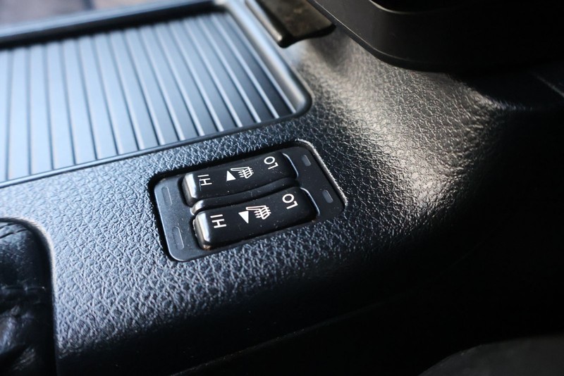 Subaru WRX STI Vehicle Full-screen Gallery Image 32