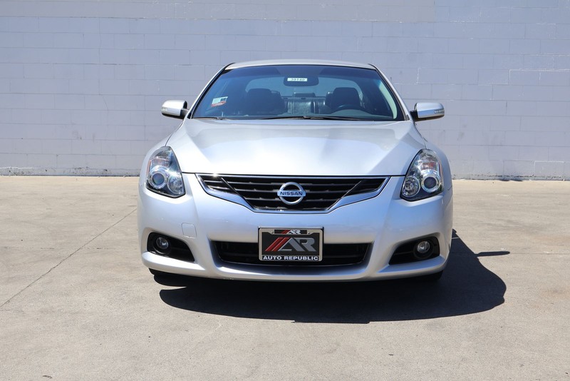 Nissan Altima Coupe Vehicle Full-screen Gallery Image 02