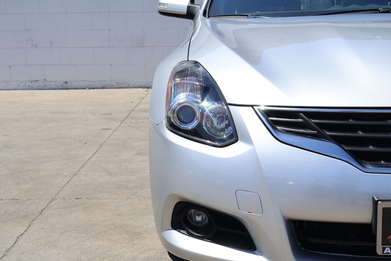 Nissan Altima Coupe Vehicle Full-screen Gallery Image 03