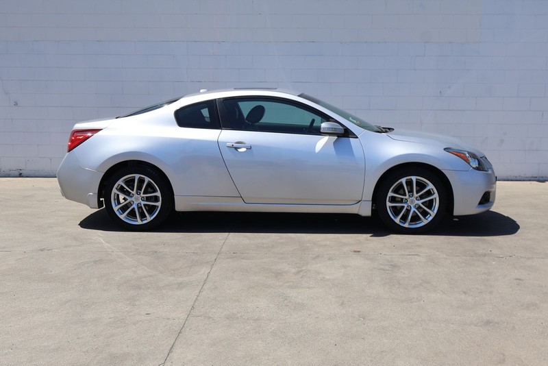 Nissan Altima Coupe Vehicle Full-screen Gallery Image 04