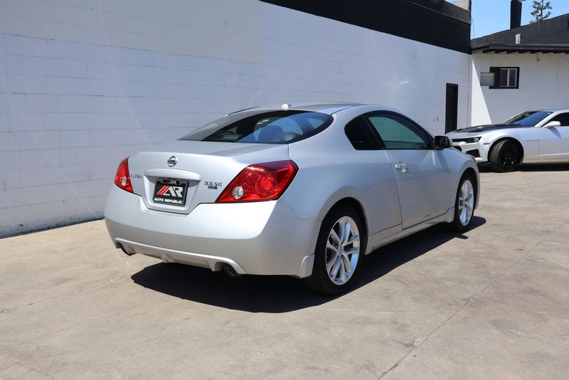 Nissan Altima Coupe Vehicle Full-screen Gallery Image 05