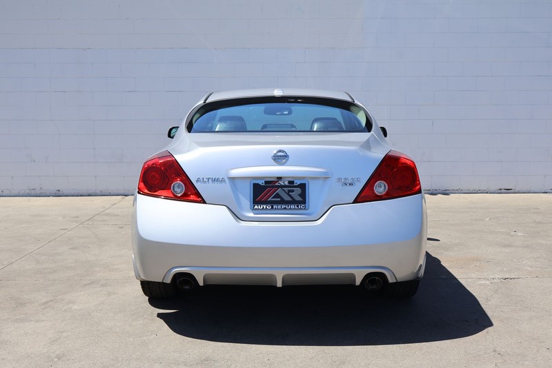 Nissan Altima Coupe Vehicle Full-screen Gallery Image 06